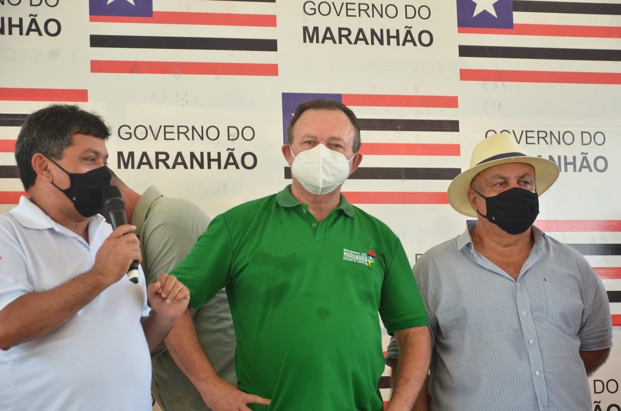  Secretário de Cidades Márcio Jerry, o vice-presidente Carlos Brandão e o prefeito de Conceição do Lago Açu, Alexandre Lavepel (Foto: Nael Reis) 