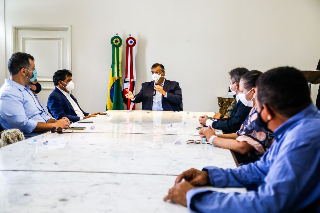 Governador Flávio Dino assina acordo de cooperação técnica com prefeituras para doação de blocos de concreto (Foto: Handson Chagas)