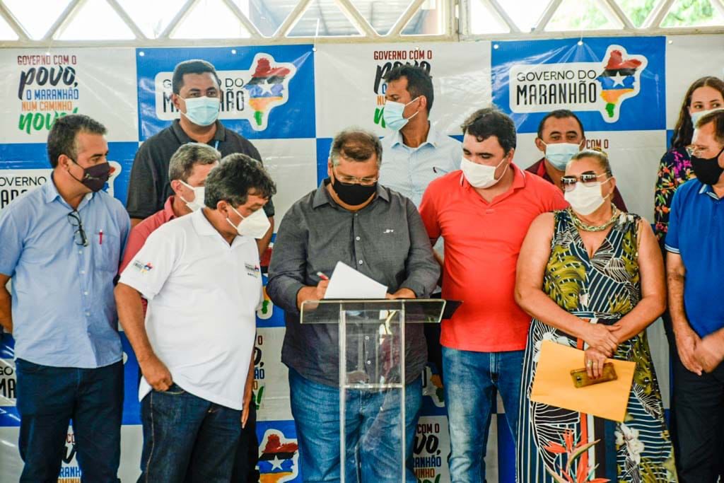 Governador Flávio Dino assinou ordens de serviço para obra de revitalização de uma praça em Loreto (Foto: Karlos Geromy)