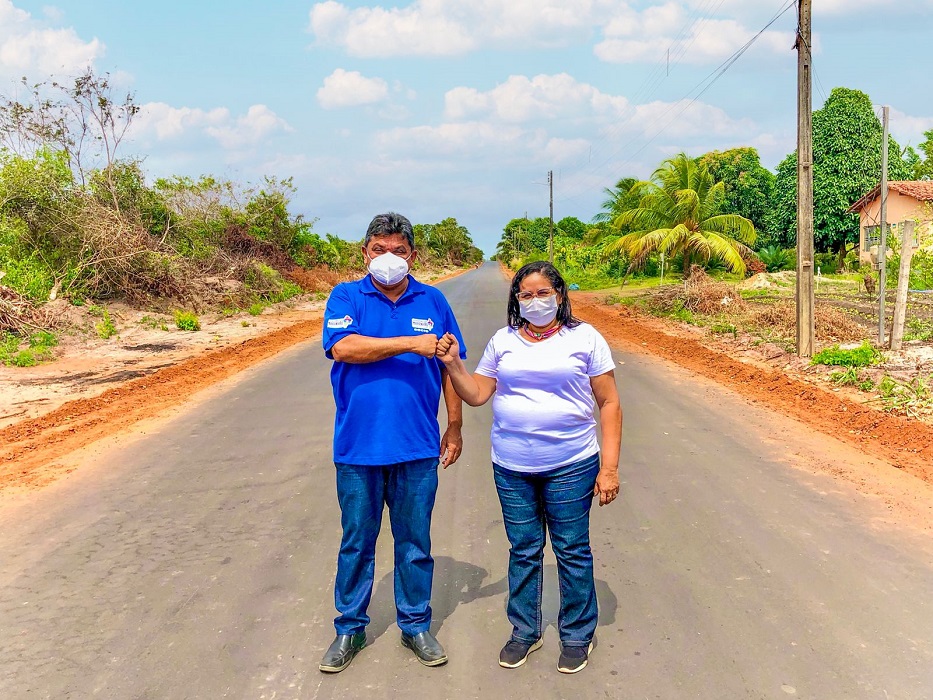 Secretário Márcio Jerry e prefeita Paula Azevedo vistoriam obra de pavimentação da estrada entre os povoados Pindoba e Iguaíba (Foto: John Braga)