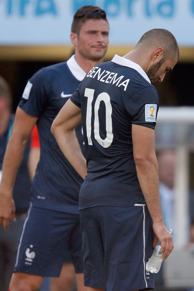 Olivier Giroud e Karim Benzema após derrota da França para a Alemanha nas quartas de final da Copa do Mundo de 2014, no Maracanã.