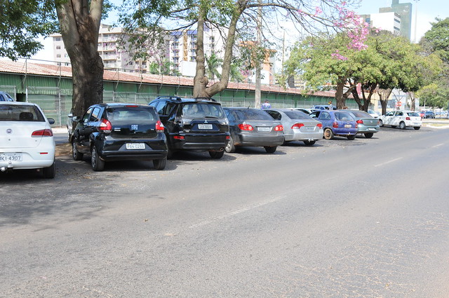 Um estacionamento comercial ao lado do Bezerrão