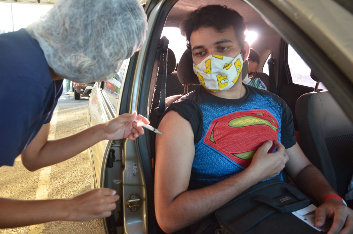 O estudante Daniel Monteiro tomou a primeira dose da vacina (Foto: Nael Reis)