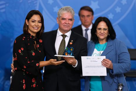 A primeira-dama Michelle Bolsonaro e a ministra da Mulher, Família e Direitos Humanos, Damares Alves, participam de solenidade comemorativa ao Dia Internacional dos Direitos das Pessoas com Deficiência