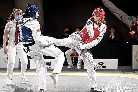 Silvana lutando durante competição 