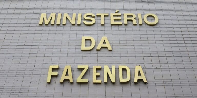 Déficit primário projetado atinge R$ 52 bilhões, incluindo precatórios.