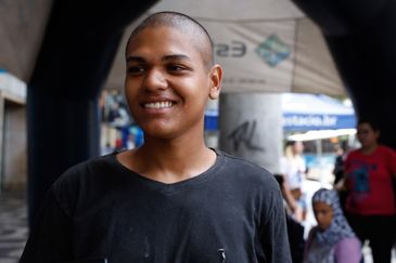 Rio de Janeiro (RJ), 03/11/2024 - O candidato Willian Gabriel Lopes chega para primeira etapa do Exame Nacional do Ensino Médio (Enem) de 2024, na Universidade Estácio de Sá, no centro da cidade. Foto: Tânia Rêgo/Agência Brasil