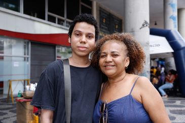 Rio de Janeiro (RJ), 03/11/2024 - O candidato Luiz Eduardo Rodrigues e sua mãe, Ana Cristina da Silva chegam para primeira etapa do Exame Nacional do Ensino Médio (Enem) de 2024, na Universidade Estácio de Sá, no centro da cidade. Foto: Tânia Rêgo/Agência Brasil