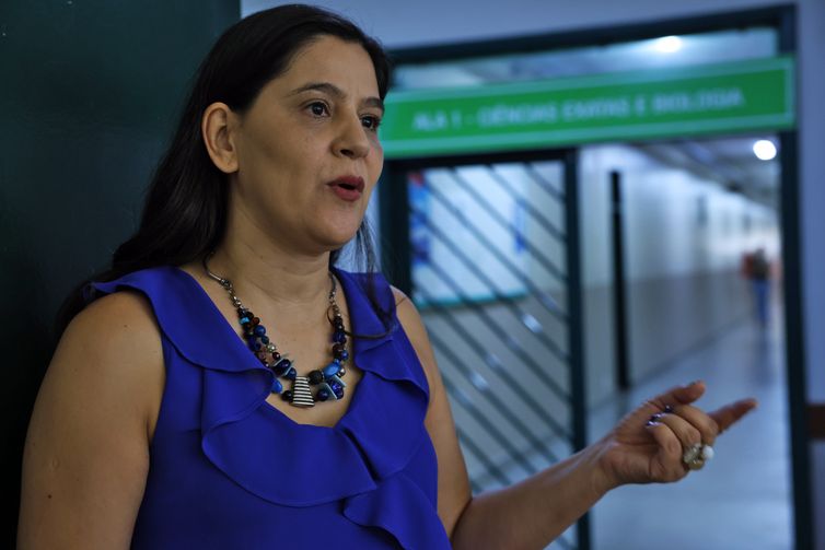 Antônio Cruz/Agência Brasil Brasília (DF), 13/02/2025 - A diretora da escola Setor Oeste, Edna Pereira Torres, fala sobre o Programa Pé de Meia. Foto: Antônio Cruz/Agência Brasil