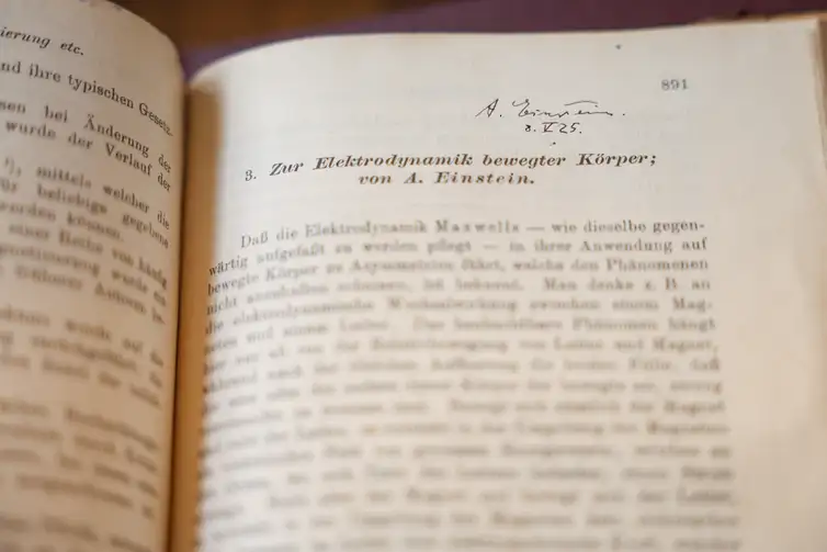 Rio de Janeiro (RJ), 30/04/2025 –  Exemplar da revista Annalen der Physik assinado por Albert Einstein que encontra-se sob a guarda da Biblioteca de Manguinhos, na Fiocruz, no Rio de Janeiro. Foto: Tomaz Silva/Agência Brasil
