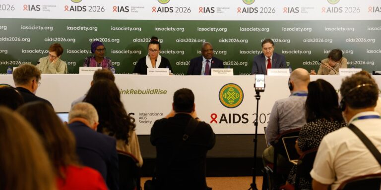 Infecções e mortes por HIV diminuem, mas escassez de recursos compromete progressos