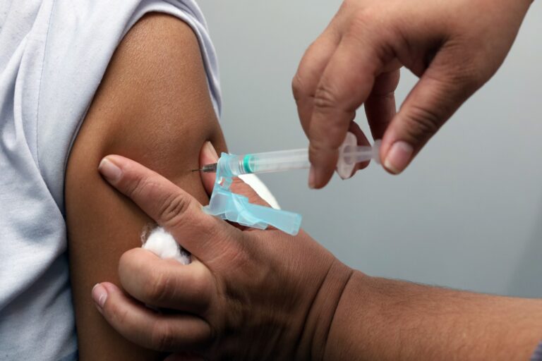 Atualização da caderneta de vacinação de crianças e adolescentes no DF