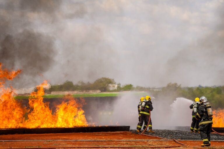 Simulado de acidente aéreo envolve equipes de emergência no centro de Brasília em 28 de outubro.